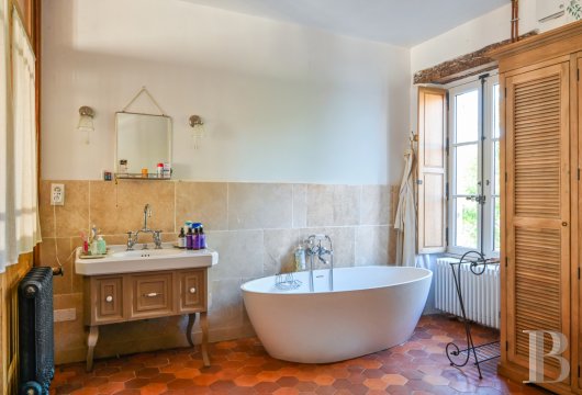 character properties France burgundy   - 9 character properties France burgundy   - 9