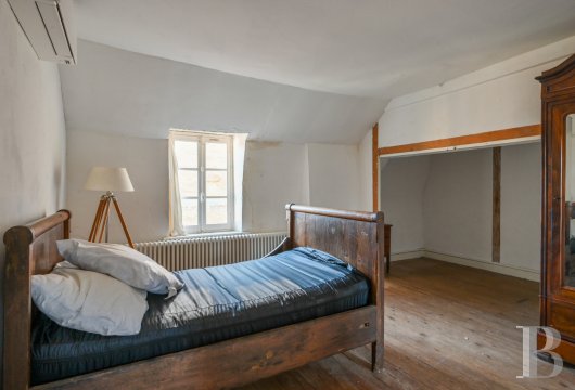 character properties France burgundy   - 7 character properties France burgundy   - 7