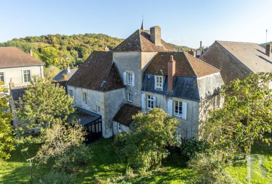 burgundy - An 18th century country manor house with an adjoining workshop, conservatory  and walled garden in a village in the heart of the Nièvre department 