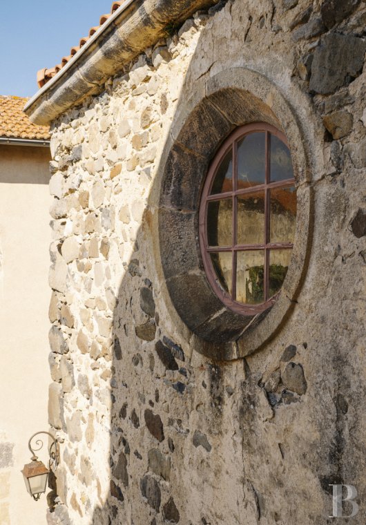 édifices religieux à vendre - auvergne - Dans le Puy-de-Dôme, dans l’ancien fort villageois de Mareugheol,  un ancien couvent du 18e s., et son jardin