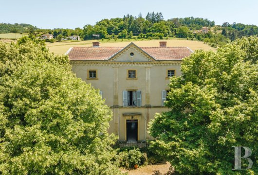 rhones-alpes - En région Auvergne-Rhône-Alpes, dans les monts du Lyonnais, une maison de maître du 19e s., ses dépendances et son parc de quelque 2 ha
