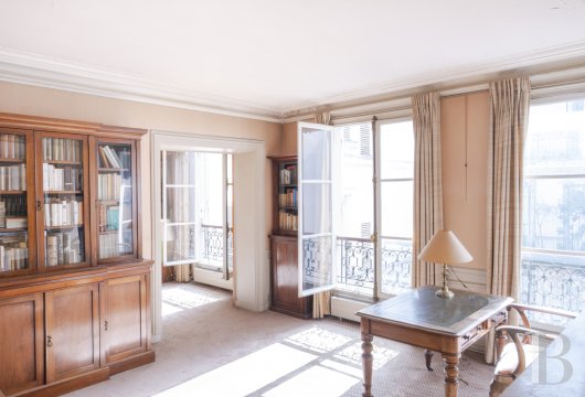 paris - Rive gauche, à l’angle de la rue des Saints-Pères et de la rue de l’Université, un appartement à rénover, au 4e étage d’un immeuble Louis-Philippe