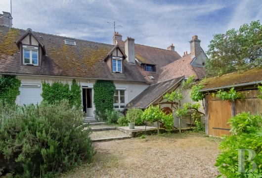 center-val-de-loire - A charming village dwelling with an interior courtyard, farmhouse  and garden, along the banks of a river, in a lively village not far from the chateau of Chambord 