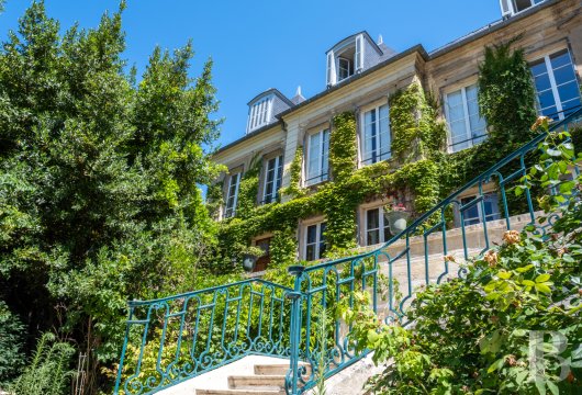 paris - Dans un château de Verrières-le-Buisson, dans le nord de l'Essonne, un appartement  de 126 m² à rénover, avec sa terrasse couverte et ses vues sur un parc arboré