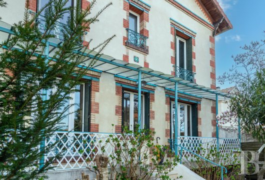 paris - A 19th-century house with a 250m² floor area and a 750m² garden, nestled in a residential area of Perreux-sur-Marne, a delightful suburban town just east of Paris