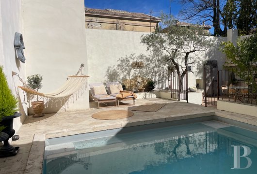 paca - En Provence, dans la ville de Carpentras, une maison bourgeoise entièrement restaurée avec terrasse et studio indépendant