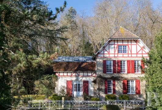 ile-de-france - A grand neo-Norman house with absolute privacy in a calm, bucolic backdrop, between the towns of L’Isle-Adam and Auvers-sur-Oise, just north of Paris