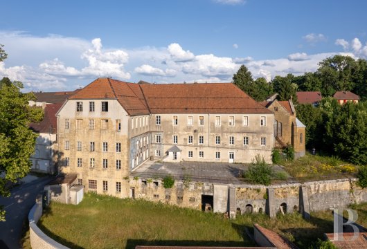 franche-comte - A minor seminary in the medieval village of Nozeroy, with 3,000 m²  of buildings to restore and surrounded by grounds of more than 1.5 hectares, on the Plateau of Champagnole, in the Jura region