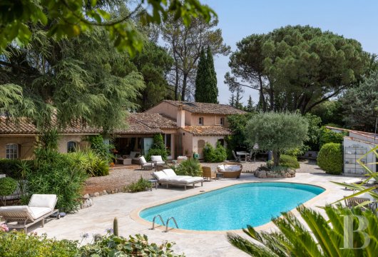 paca - À 15 min des plages du golfe de Saint-Tropez, au coeur d'un jardin de 8000 m²,  une ancienne hôtellerie de 400 m² restaurée, avec 14 chambres, devenue résidence familiale
