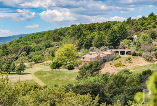 provence-cote-dazur - A more than 140-hectare hunting estate with an 18th-century Provence farmhouse, in the Alpes de Haute-Provence area
