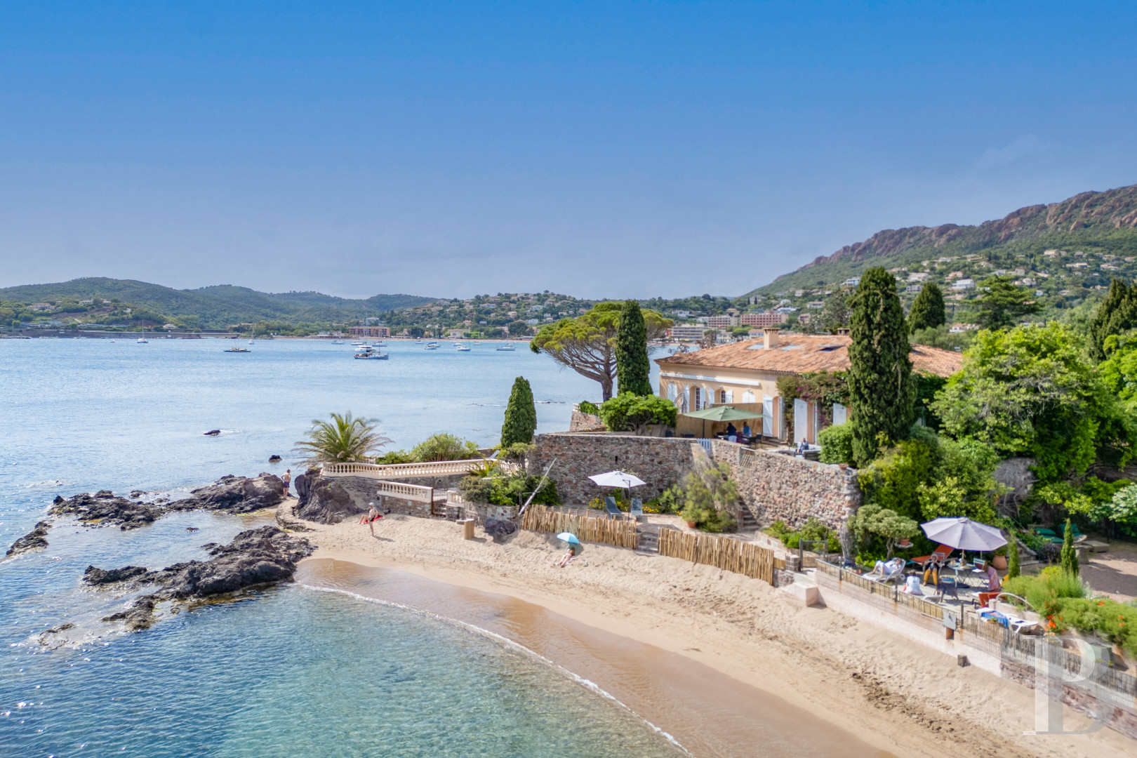 A family home built on the foundations of an ancient fortress in Agay harbour, Saint-Raphaël - photo  n°1