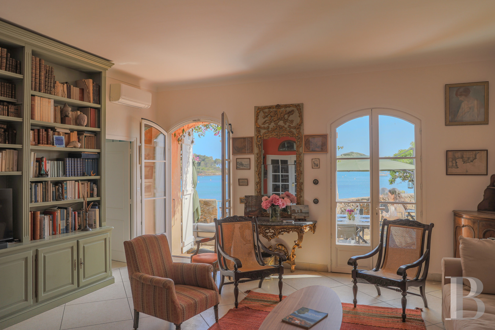 A family home built on the foundations of an ancient fortress in Agay harbour, Saint-Raphaël - photo  n°9