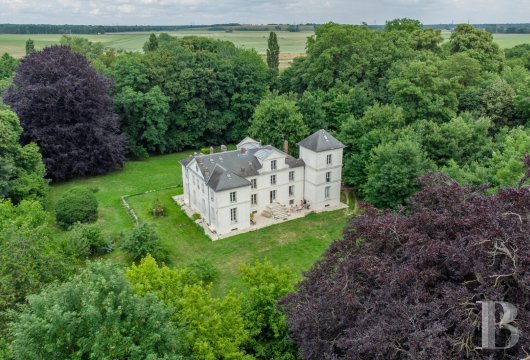 ile-de-france - À 35 km au sud-est de Paris, un château, son parc traversé par ses douves en eau,  sa vaste maison de gardien et ses dépendances