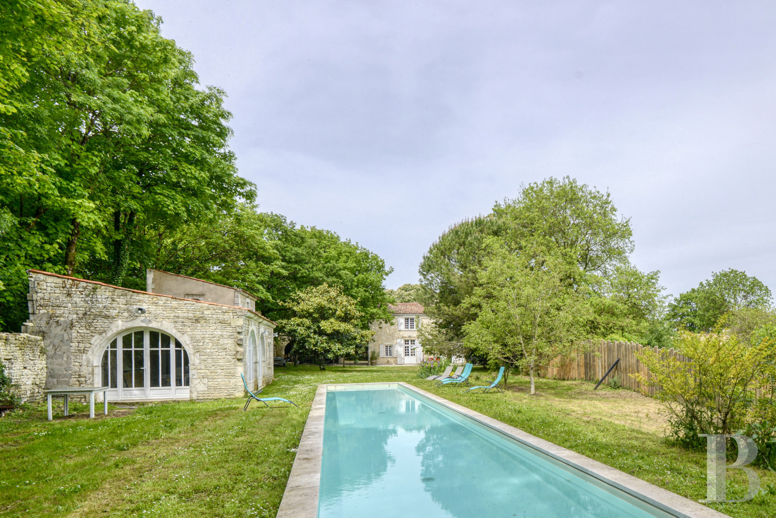 A renovated house on a wine-growing estate just outside La Rochelle in Charente-Maritime - photo  n°4