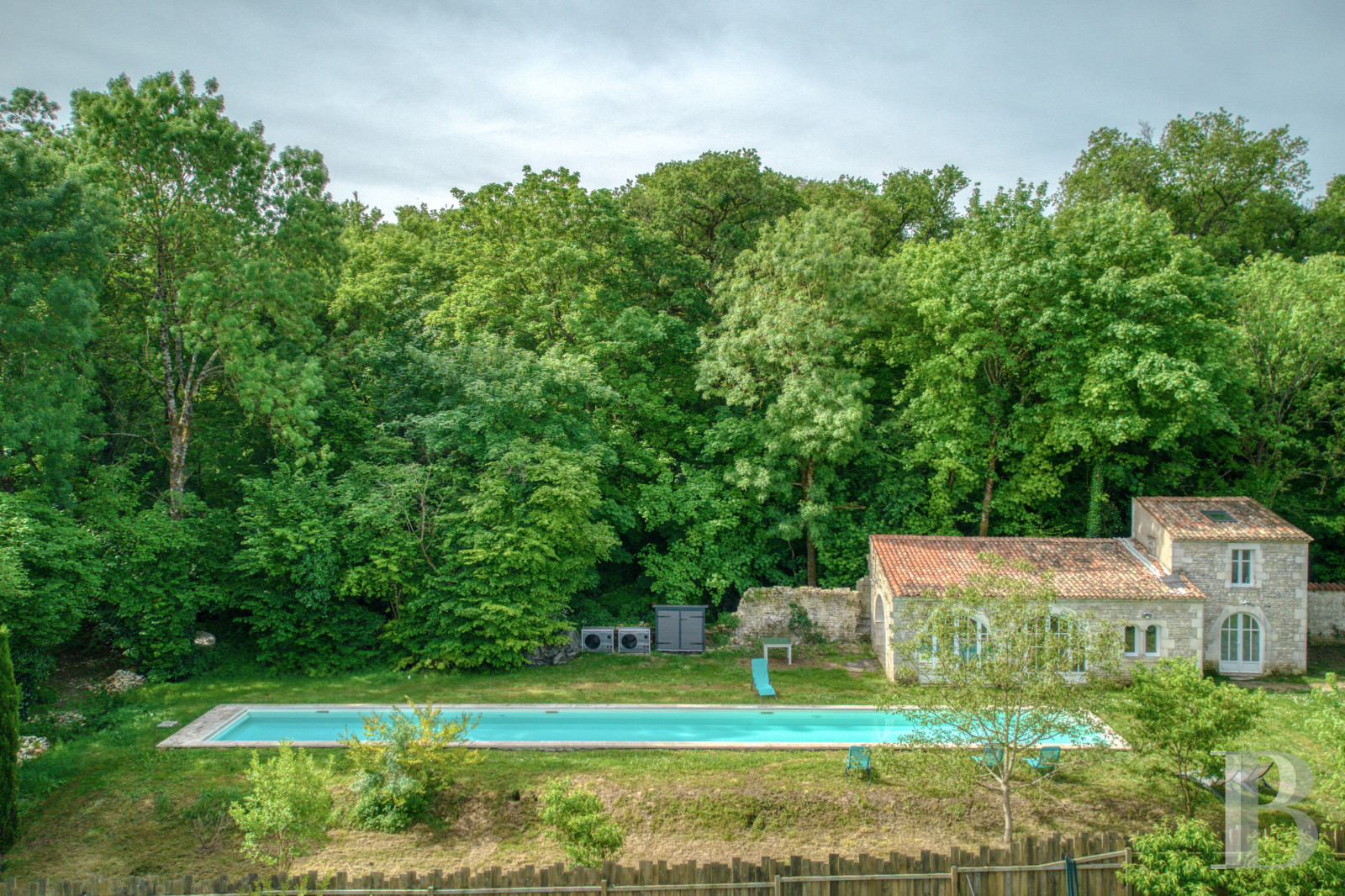 A renovated house on a wine-growing estate just outside La Rochelle in Charente-Maritime - photo  n°2