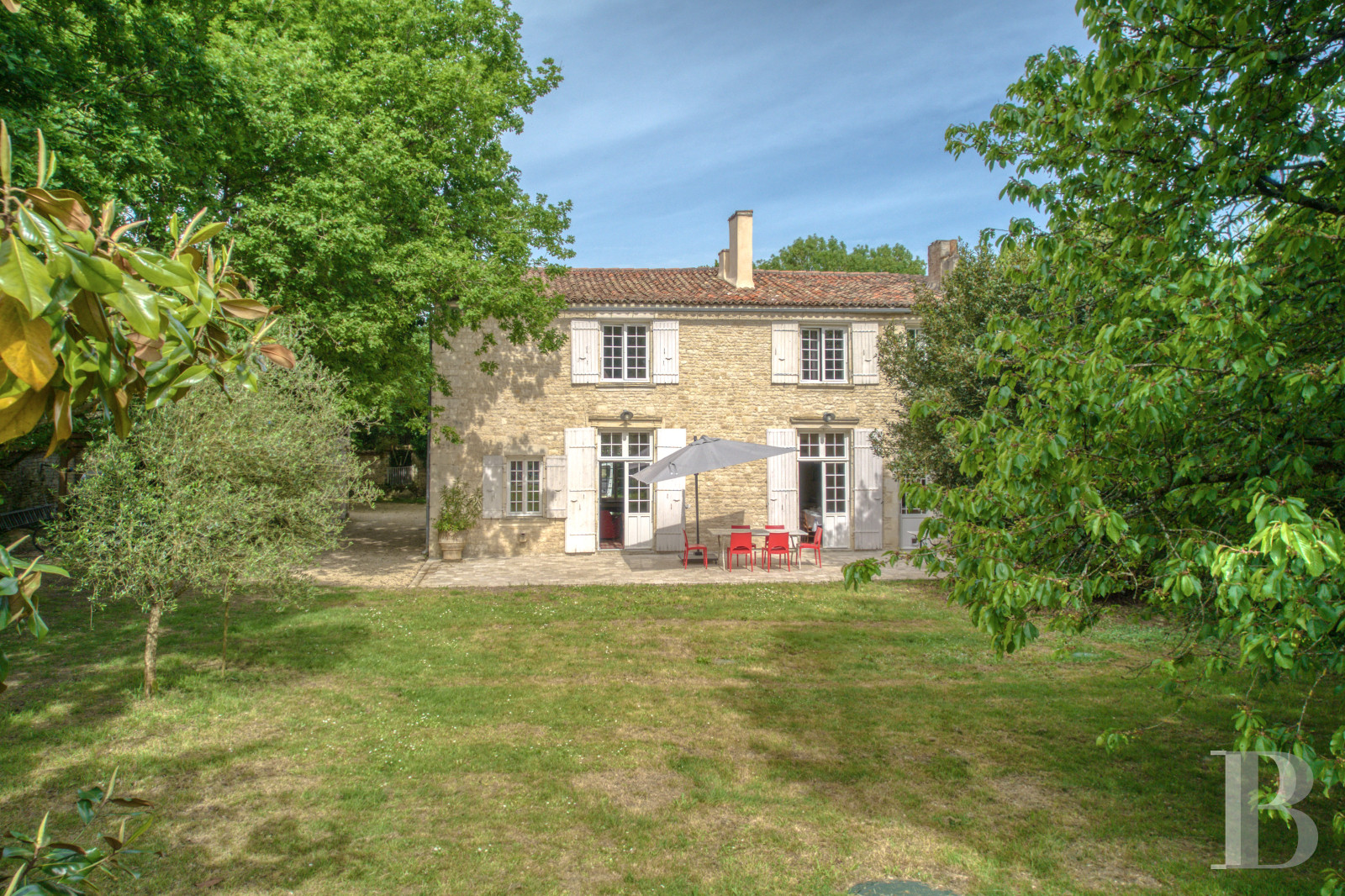A renovated house on a wine-growing estate just outside La Rochelle in Charente-Maritime - photo  n°1