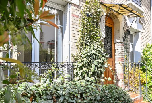 paris - Dans le village de la Butte-aux-Cailles, 13e arrondissement de Paris, une maison familiale du début du 19e s., avec son jardin et sa terrasse