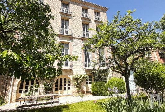 burgundy - An elegant house with a 470m² floor area, fully renovated in an English style and nestled in the town of Châtillon-sur-Seine in northern Burgundy
