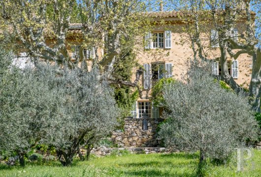 paca - Dans les collines de la Provence verte, sur 1 ha de terrain planté d'une végétation luxuriante, un ancien corps de ferme du 18e s. réhabilité et agrandi au fil du temps