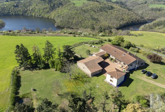 rhones-alps - Dans le Roannais, dominant les méandres de la Loire,  une ferme forézienne du 18e s., sa bergerie et ses dépendances