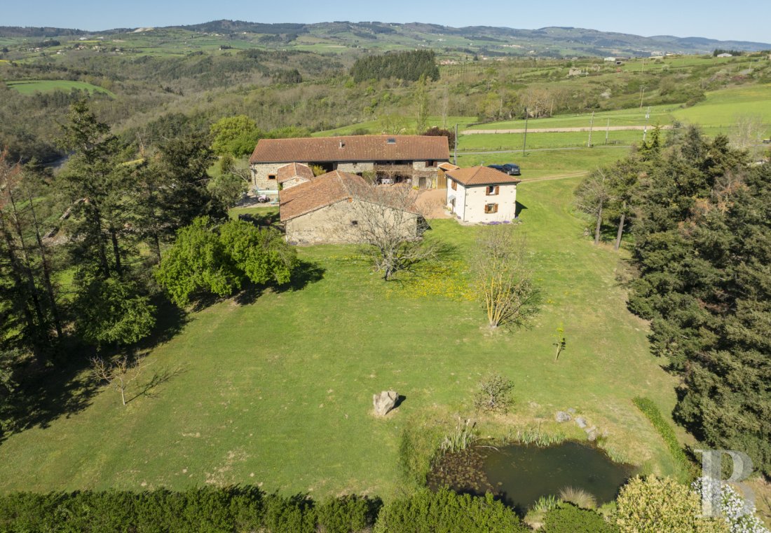 Farms for sale - rhones-alps - Dans le Roannais, dominant les méandres de la Loire,  une ferme forézienne du 18e s., sa bergerie et ses dépendances