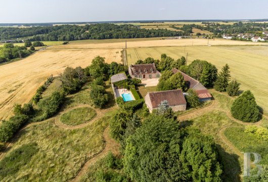 center-val-de-loire - A restored former hunting lodge from the 17th century and its  immense outbuildings, surrounded by woods and a garden, over more than 3 hectares in the Loiret department