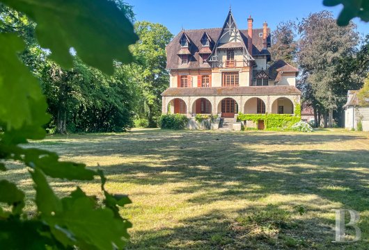 champagne-ardennes - Entre Champagne et Bourgogne, à 20 min de Troyes, une villa du 19e s. d'inspiration anglo-normande et son parc de 3 ha avec piscine
