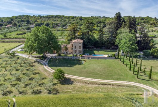 provence-cote-dazur - An 18th-century country house and its renovated outbuildings surrounded  by tree-filled grounds, 40 minutes from Aix-en-Provence in the eastern Luberon mountains