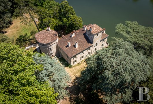 Dans le Lot-et-Garonne, à l’est de Villeneuve-sur-Lot, un château d’origine médiévale surplombant la rivière  - photo  n°3