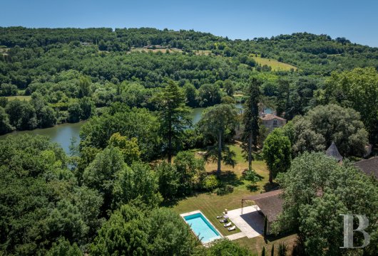 Dans le Lot-et-Garonne, à l’est de Villeneuve-sur-Lot, un château d’origine médiévale surplombant la rivière  - photo  n°2