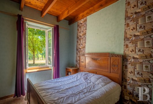 Dans le Lot-et-Garonne, à l’est de Villeneuve-sur-Lot, un château d’origine médiévale surplombant la rivière  - photo  n°39