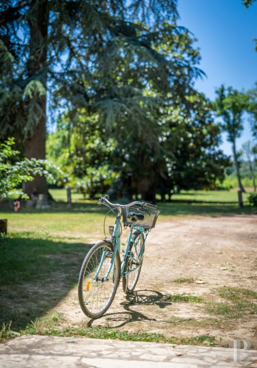 Dans le Lot-et-Garonne, à l’est de Villeneuve-sur-Lot, un château d’origine médiévale surplombant la rivière  - photo  n°44