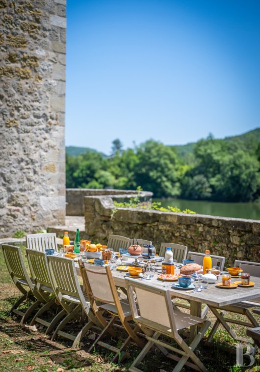 Dans le Lot-et-Garonne, à l’est de Villeneuve-sur-Lot, un château d’origine médiévale surplombant la rivière  - photo  n°7