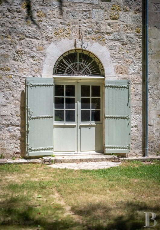Dans le Lot-et-Garonne, à l’est de Villeneuve-sur-Lot, un château d’origine médiévale surplombant la rivière  - photo  n°8