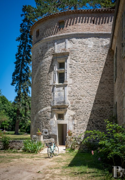 Dans le Lot-et-Garonne, à l’est de Villeneuve-sur-Lot, un château d’origine médiévale surplombant la rivière  - photo  n°4