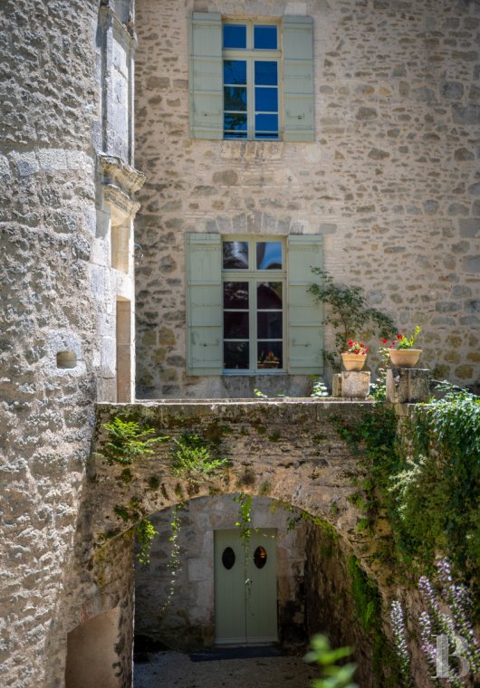 Dans le Lot-et-Garonne, à l’est de Villeneuve-sur-Lot, un château d’origine médiévale surplombant la rivière  - photo  n°35
