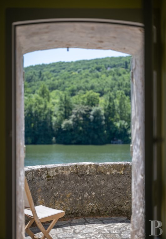 Dans le Lot-et-Garonne, à l’est de Villeneuve-sur-Lot, un château d’origine médiévale surplombant la rivière  - photo  n°36