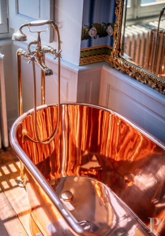 Dans le Lot-et-Garonne, à l’est de Villeneuve-sur-Lot, un château d’origine médiévale surplombant la rivière  - photo  n°24