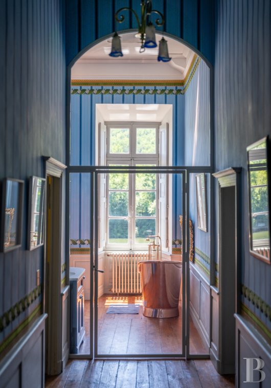 Dans le Lot-et-Garonne, à l’est de Villeneuve-sur-Lot, un château d’origine médiévale surplombant la rivière  - photo  n°12