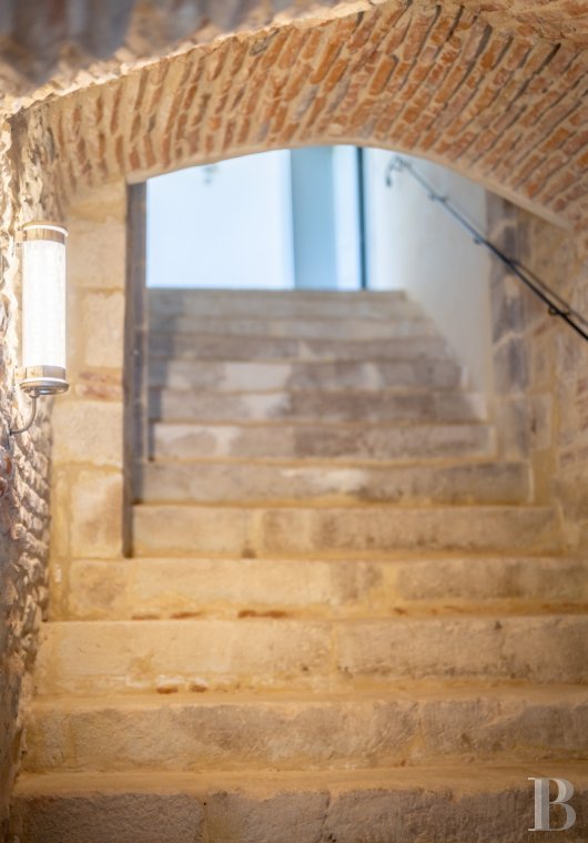 Dans le Lot-et-Garonne, à l’est de Villeneuve-sur-Lot, un château d’origine médiévale surplombant la rivière  - photo  n°31