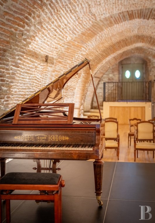 Dans le Lot-et-Garonne, à l’est de Villeneuve-sur-Lot, un château d’origine médiévale surplombant la rivière  - photo  n°4