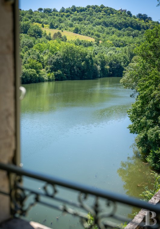 Dans le Lot-et-Garonne, à l’est de Villeneuve-sur-Lot, un château d’origine médiévale surplombant la rivière  - photo  n°15