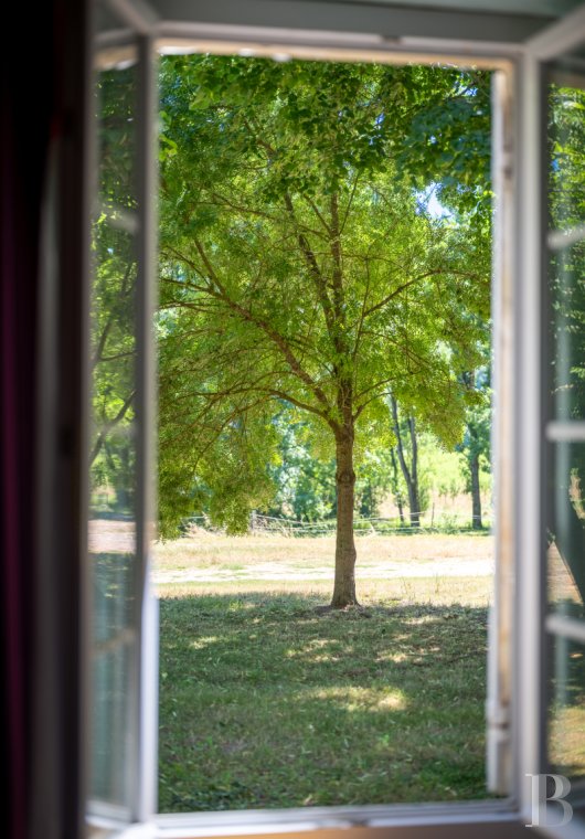 Dans le Lot-et-Garonne, à l’est de Villeneuve-sur-Lot, un château d’origine médiévale surplombant la rivière  - photo  n°41