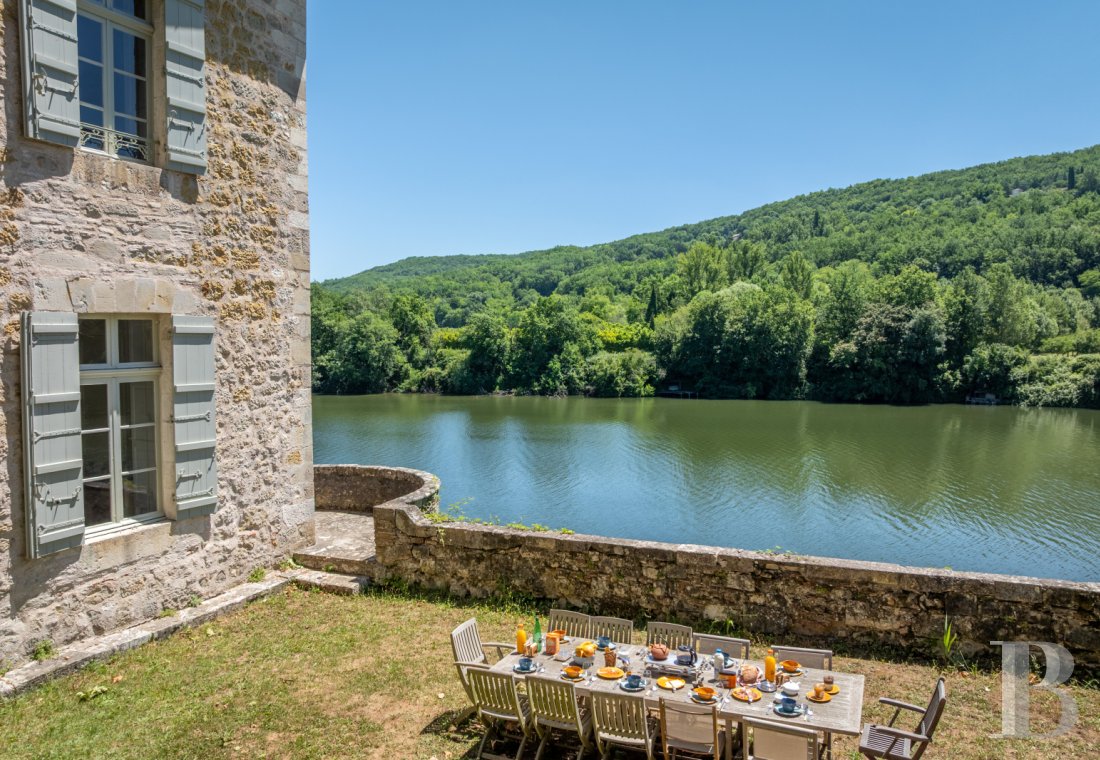 Dans le Lot-et-Garonne, à l’est de Villeneuve-sur-Lot, un château d’origine médiévale surplombant la rivière  - photo  n°37