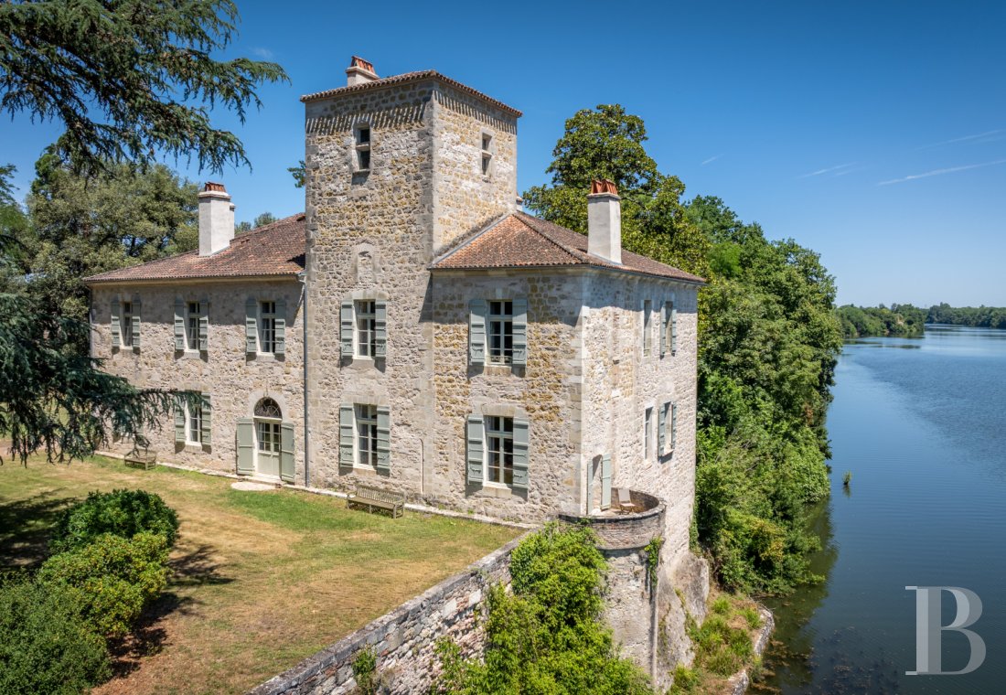 Dans le Lot-et-Garonne, à l’est de Villeneuve-sur-Lot, un château d’origine médiévale surplombant la rivière  - photo  n°34