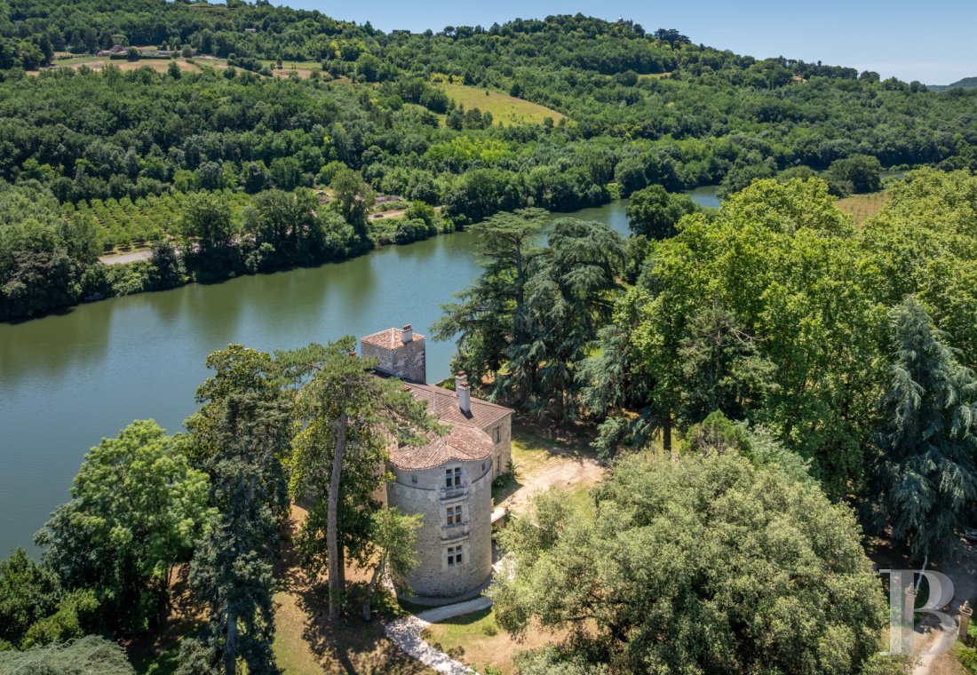 Dans le Lot-et-Garonne, à l’est de Villeneuve-sur-Lot, un château d’origine médiévale surplombant la rivière  - photo  n°43
