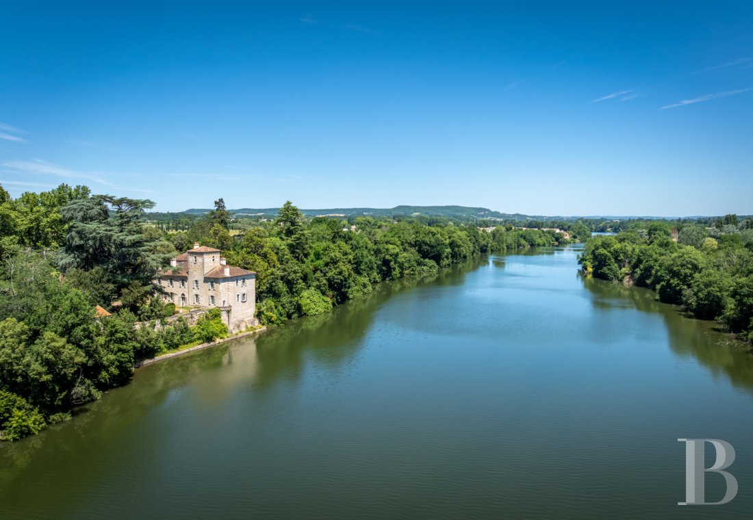 Dans le Lot-et-Garonne, à l’est de Villeneuve-sur-Lot, un château d’origine médiévale surplombant la rivière  - photo  n°46