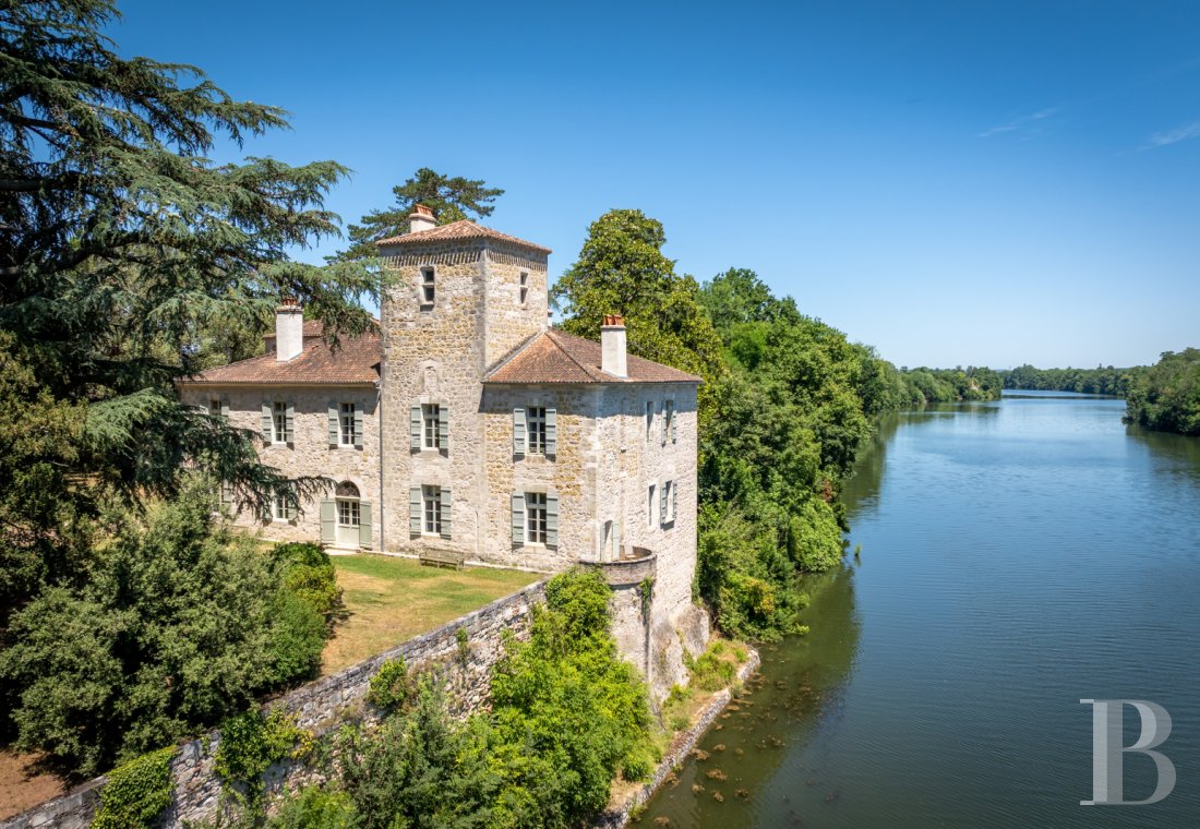 Dans le Lot-et-Garonne, à l’est de Villeneuve-sur-Lot, un château d’origine médiévale surplombant la rivière  - photo  n°5