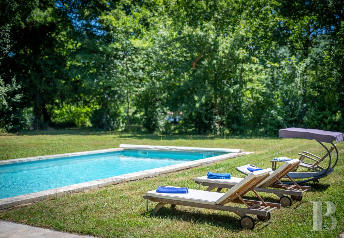 Dans le Lot-et-Garonne, à l’est de Villeneuve-sur-Lot, un château d’origine médiévale surplombant la rivière  - photo  n°6