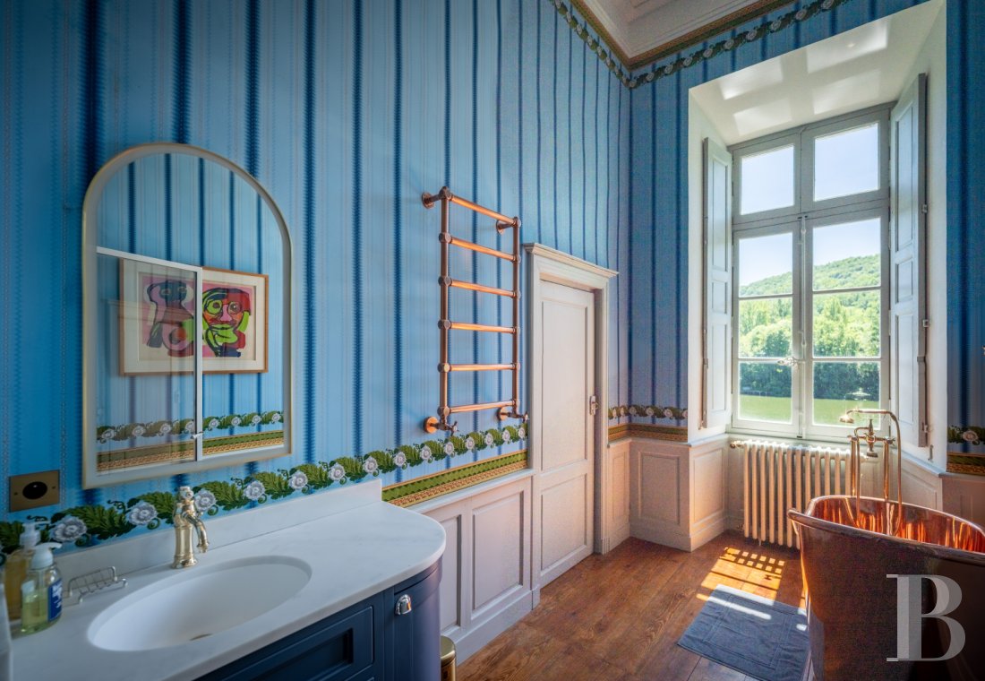 Dans le Lot-et-Garonne, à l’est de Villeneuve-sur-Lot, un château d’origine médiévale surplombant la rivière  - photo  n°25